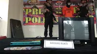 Polisi Tangkap Duda Pencekok Video Porno 6 Bocah di Rumpin Bogor. (Liputan6.com/Achmad Sudarno)