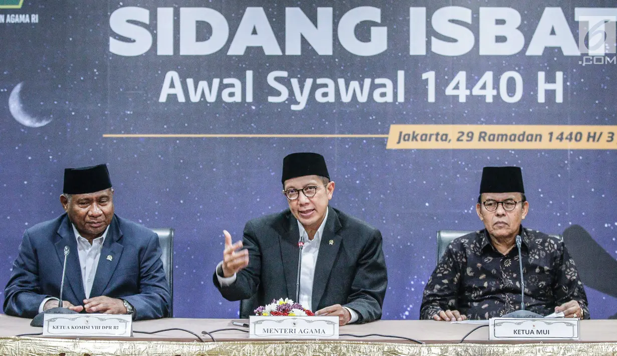 Menteri Agama Lukman Hakim (tengah), Ketua Komisi VIII DPR RI Ali Taher dan Ketua MUI Yusnar Yusuf saat keterangan pers Sidang Isbat 1 Syawal 1440 H di Kementerian Agama, Jakarta, Senin (03/6/2019). Hilal belum terlihat di 105 titik lokasi yang tersebar di 33 provinsi. (Liputan6.com/Faizal Fanani)