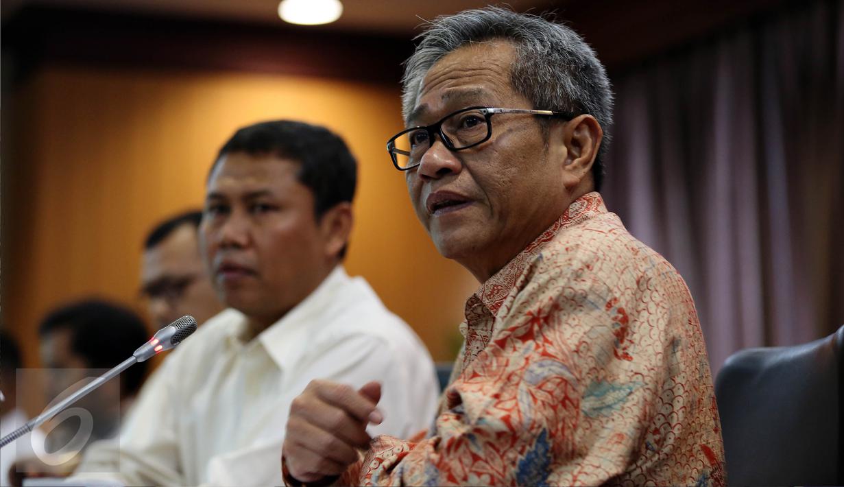 Dirut Bulog Djarot Kusumayakti menyampaikan pendapat kepada TIM 10 DPD RI di Kompleks Parlemen, Jakarta, Selasa (4/10). Rapat meminta penjelasan Perum Bulog terkait kasus suap kuota impor gula yang diduga melibatkan Irman Gusman (Liputan6.com/Johan Tallo)