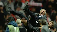 Pelatih Manchester United, Jose Mourinho, diangkat pemain usai menjuarai Piala Europa dengan mengalahkan Ajax Amsterdam pada final Liga Europa di Friends Arena, Stockholm, Rabu (24/05/2017). Manchester United menang 2-0. (EPA/Peter Powell)