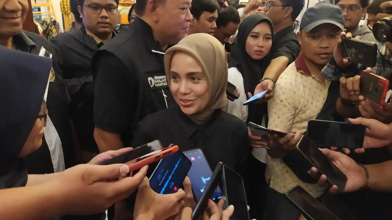 Siti Atikoh jalan-jalan di Surabaya. (Dian Kurniawan/Liputan6.com)