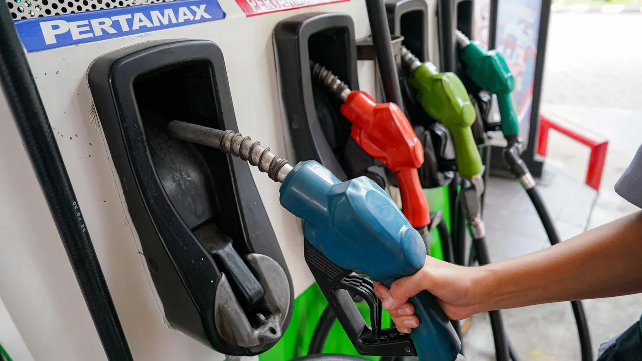 Pertamina Patra Niaga kembali melakukan penyesuaian harga berkala Bahan Bakar Minyak (BBM) Non-Subsidi dengan menurunkan harga Pertamax Series dan Dex Series. (Foto: Pertamina)