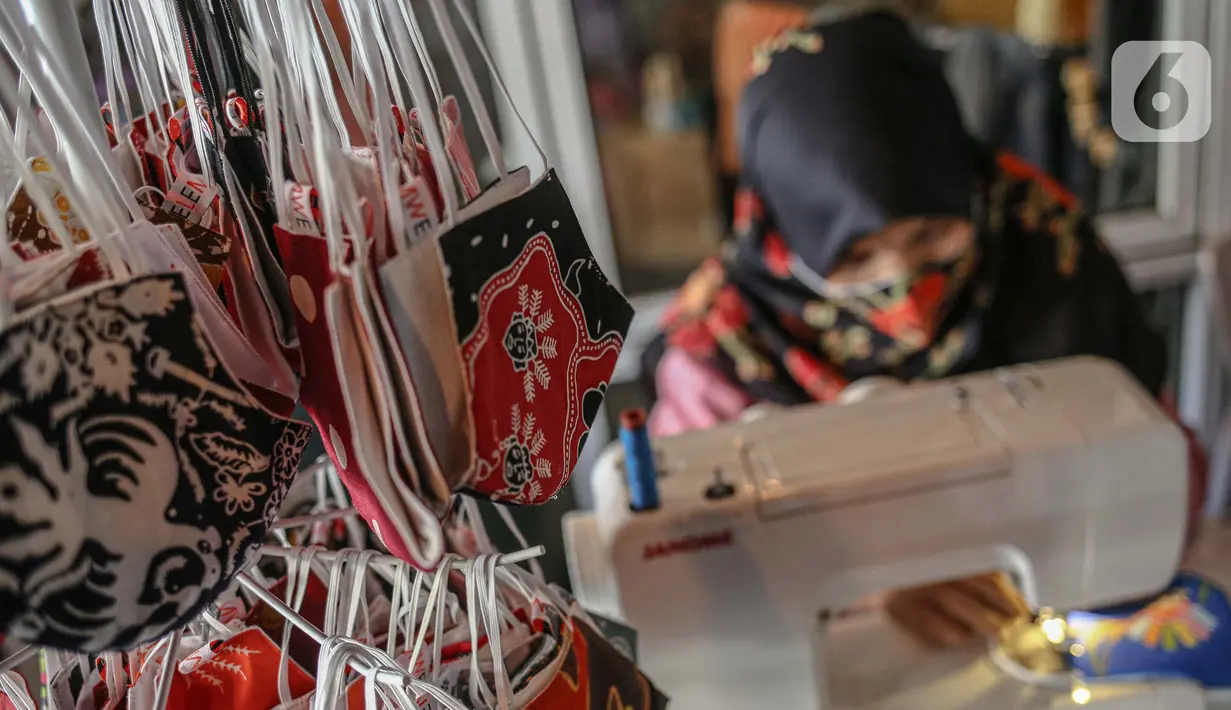 Perajin menyelesaikan pembuatan masker batik di Butik Elemwe, Jakarta, Jumat (2/10/2020). Badan Standardisasi Nasional (BSN) mengeluarkan spesifikasi masker kain ber-SNI yang terbagi menjadi tiga tipe berdasarkan penggunaannya. (Liputan6.com/Faizal Fanani)