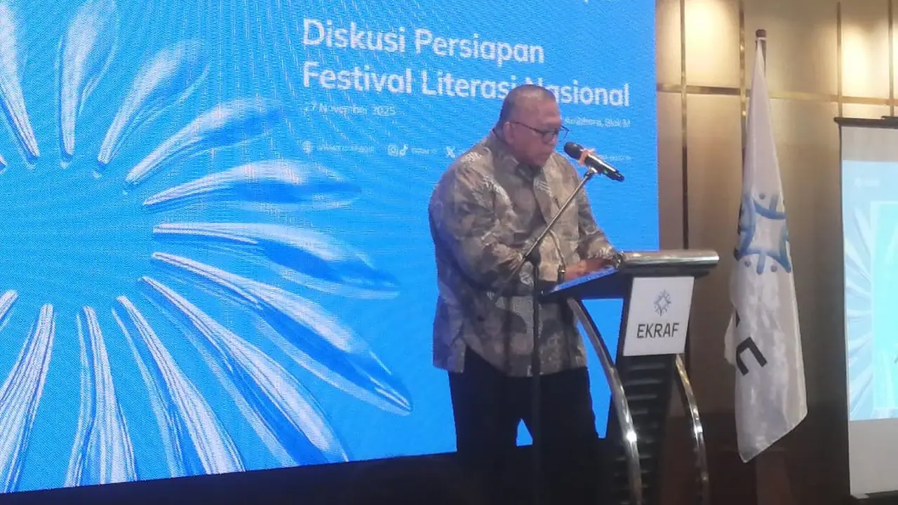 Direktur Penerbitan dan Fotografi Kemenkraf, Iman Santosa saat membuka Diskusi Persiapan Festival Literasi Nasional di Hotel Ambhara, Jakarta Selatan. (Liputan6/Debby Alifah Maulida)