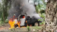 Emosi, Warga Bakar Mobil Ninja Sawit