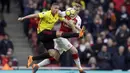 Bek Arsenal, Rob Holding, berebut bola dengan striker Watford, Richarlison, pada laga Preimer League di Stadion Emirates, Minggu (11/3/2018). Arsenal menang 3-0 atas Watford. (AP/Matt Dunham)