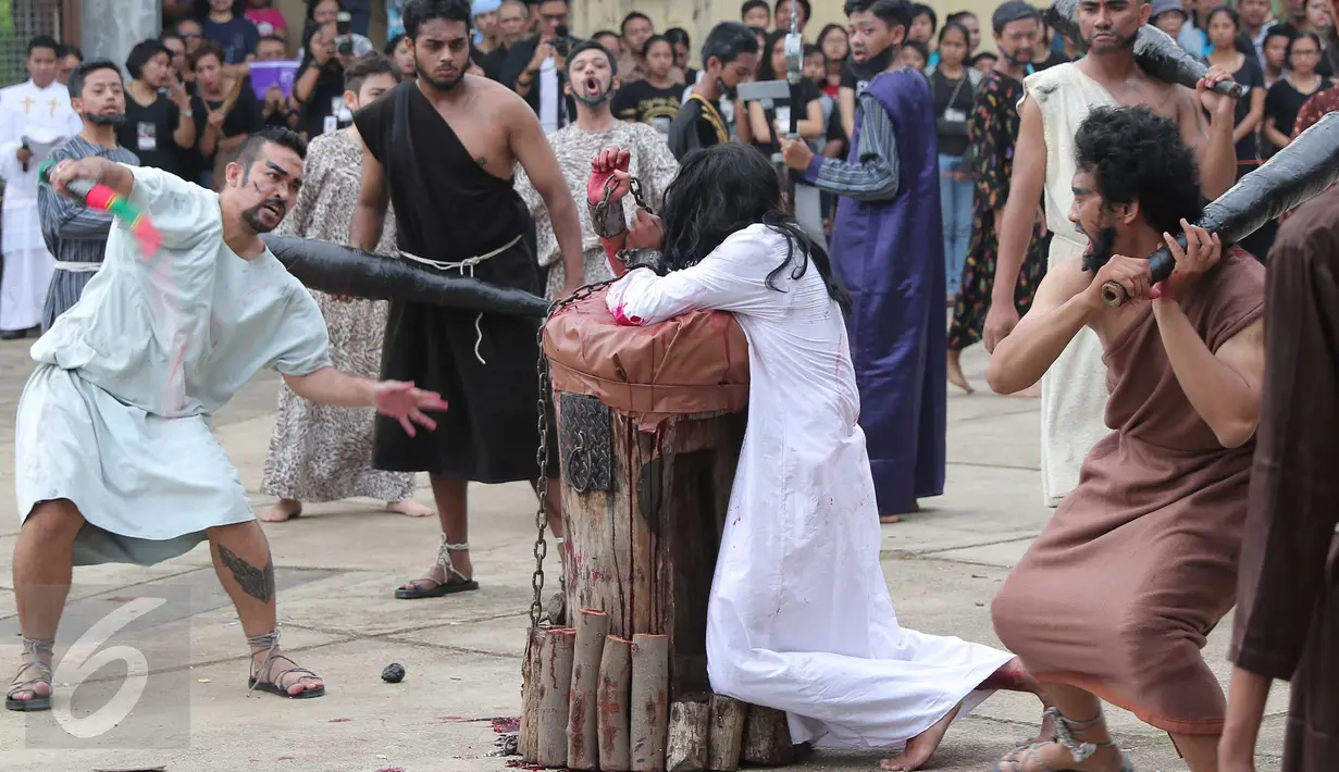 Umat Katolik di Gereja St Matius Penginjil Bintaro, menampilkan teatrikal prosesi jalan salib, Tangerang Selatan, , (25/3). Prosesi jalan salib ini merupakan bagian dari perayaan Paskah yang dirayakan umat Kristiani sedunia. (Liputan6.com/Angga Yuniar)