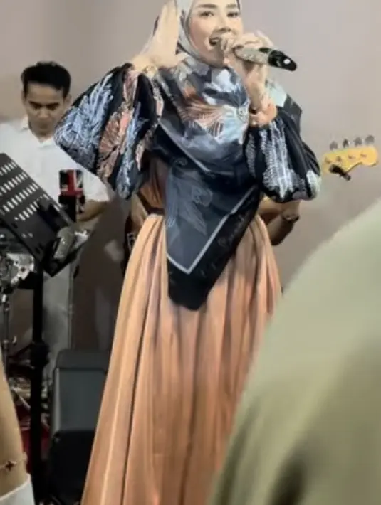 Sementara itu, Mulan tampil dengan dress pink dengan aksen motif navy di bagian lengan. [@mulanjameela]