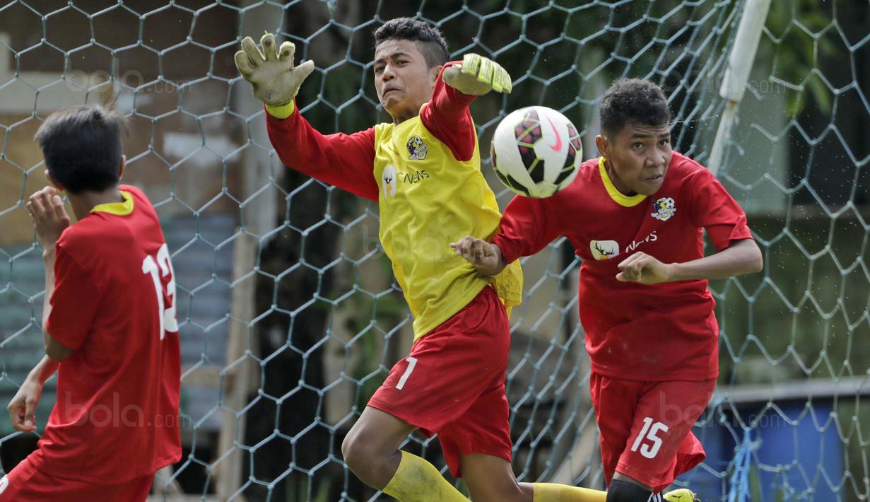 Kiper SSB Galunggung membuang bola saat melawan SSB Rumah Tiga pada laga Liga Remaja UC News di Lapangan Masariku Yonif 733, Ambon, Selasa (28/11/2017). SSB Galunggung menang 5-0 atas SSB Rumah Tiga. (Bola.com/Peksi Cahyo)