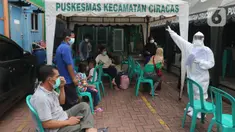 Sejumlah pasien Covid-19 berada di Puskesmas Kecamatan Ciracas, Jakarta, Kamis (10/06/2021). Dinas Kesehatan DKI Jakarta mencatat per Kamis (10/6/2021). Kasus positif di Jakarta bertambah 2.096 orang, sehingga total kasus positif bertambah menjadi 440.554 orang. (Liputan6.com/Herman Zakharia)