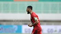 Pemain Persiba Balikpapan, Marlon Da Silva meraykan golnya ke gawang PS TNI pada Lanjutan Liga 1 2017 di Stadion Pakansari, Bogor, Jumat (5/5/2017). (Bola.com/Nicklas Hanoatubun)