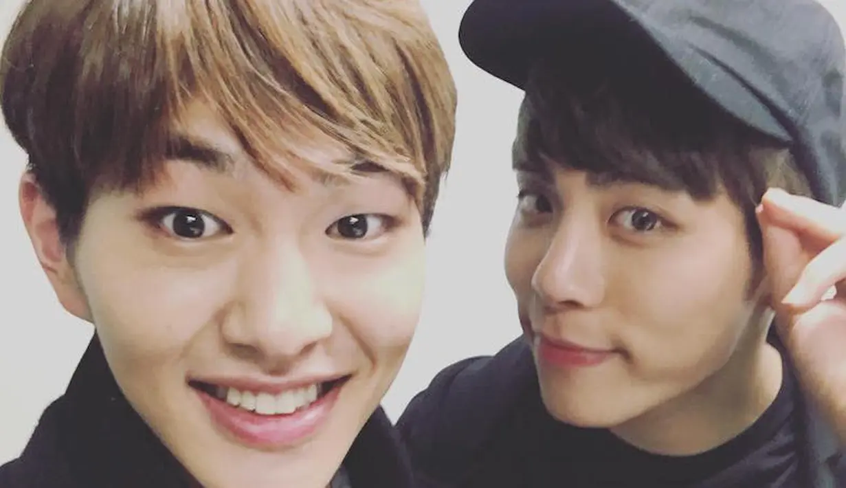 'Tak peduli kamu siapa dan pekerjaanmu apa. Tapi ingatlah satu hal, ada orang yang mencintaimu lebih dari kamu mencintai diri sendiri," tulisnya. (foto: soompi.com)