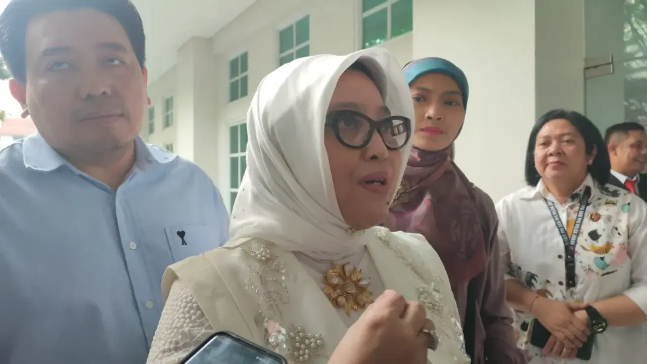Kepala Dinas Pemberdayaan Perempuan, Perlindungan Anak, dan Keluarga Berencana (DP3AKB) Jawa Barat Siska Gerfianti saat menjenguk YTR (29), korban penyekapan dan penganiayaan oleh kekasihnya. (Istimewa)