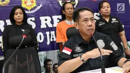 Kompol Budi Setiadi memberikan keterangan terkait kasus pencabulan anak di Polres Jakarta Selatan, Selasa (11/7). Tersangka berinisial ZU (60) dilaporkan enam orangtua korbannya atas pelecehan sepanjang Mei - Juni 2017. (Liputan6.com/Immanuel Antonius)