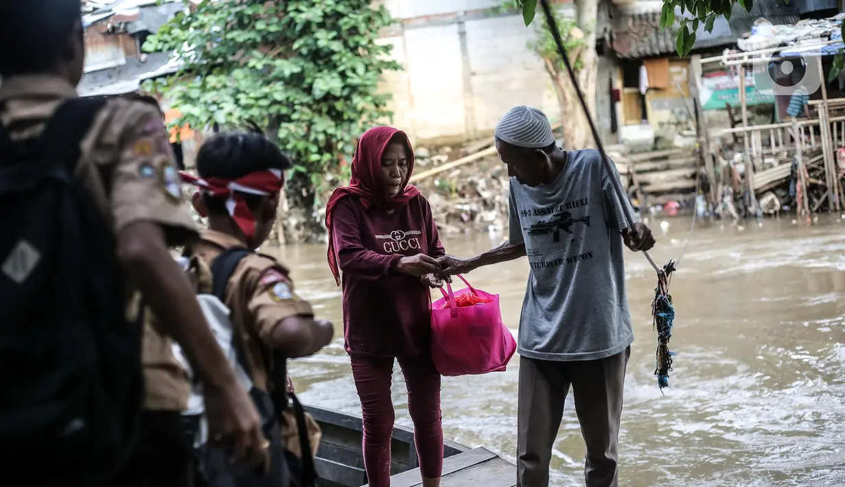 Warga bersiap menaiki perahu eretan di kawasan bantaran Kali Ciliwung, Jakarta, Rabu(16/11/2022). Pemerintah Provinsi DKI Jakarta akan melakukan normalisasi Kali Ciliwung sepanjang 4,8 kilometer di empat lokasi prioritas yakni Kelurahan Rawajati Cawang, Cililitan, dan Kampung Melayu dengan rancangan anggaran APBD 2023 sebesar Rp469 miliar. (Liputan6.com/Faizal Fanani)