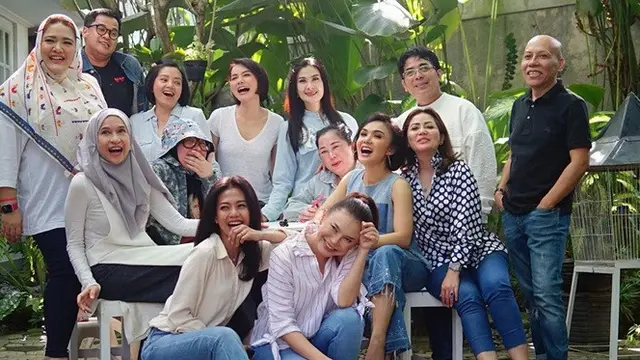 7 Potret Keseruan Rossa Bareng Geng Ladies, Arisan di Rumah Yuni Shara