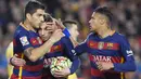 Striker Barcelona, Neymar Jr, bersama Lionel Messi merayakan gol yang dicetak Luis Suarez ke gawang Sporting Gijon pada laga La Liga Spanyol di Stadion Camp Nou, Barcelona, Sabtu, (23/4/2016). (AFP/Lluis Gene)