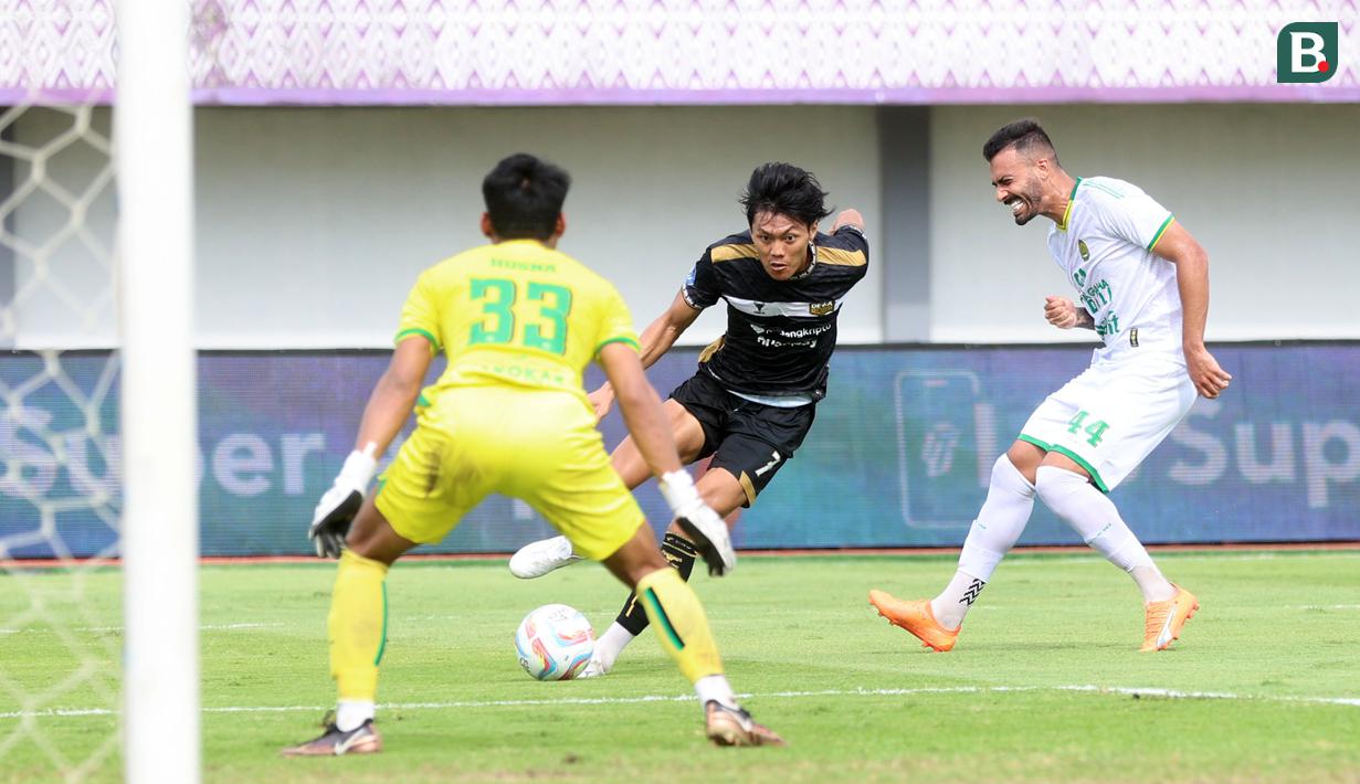 <p>Pemain Dewa United, Feby Eka Putra berusaha mencetak gol ke gawang Persikabo 1973 pada laga lanjutan BRI Liga 1 2023/2024 di Indomilk Arena, Tangerang, Kamis (07/03/2024). (Bola.com/M Iqbal Ichsan)</p>