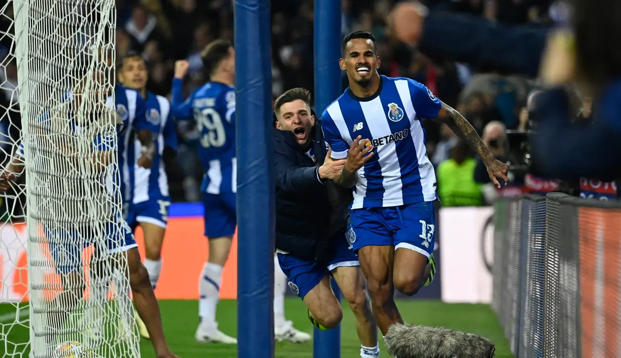 Gol Galeno (90+4) di penghujung pertandingan membuat Porto unggul atas Arsenal.  (MIGUEL RIOPA/AFP)