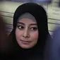 Istri Ustaz Ahmad Alhabsyi, Putri Aisah Aminah saat diwawancarai awak media usai menjalani sidang cerai di Pengadilan Agama Jakarta Timur, Senin (27/3). Sidang beragenda mediasi akhir itu tak dihadiri oleh Ustaz Alhabsyi. (Liputan6.com/Herman Zakahria)