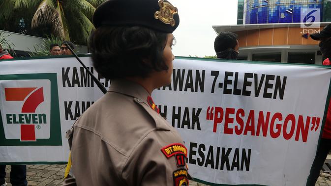 Polisi berjaga saat demo karyawan Eks 7-Eleven di depan Kantor Pengusaha Sungkono Honoris, Jakarta, Rabu (9/1). Mereka menuntut pembayaran uang pesangon yang sampai saat ini belum mereka terima semenjak 7-Eleven tutup. (Liputan6.com/Johan Tallo)