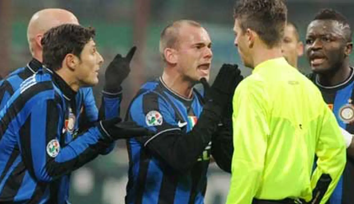 Playmaker Inter Milan, Wesley Sneijder (tengah) mendebat keputusan wasit Gianluca Rocchi (kuning) yang memberinya kartu merah di laga lawan AC Milan di San Siro Stadium, 24 Januari 2010. AFP PHOTO / GIUSEPPE CACACE 
