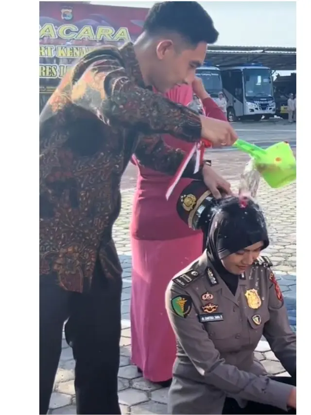 Momen Romantis Polwan Naik Pangkat Dipasangkan Suami, Sampai Prosesi Mandi Kembang
