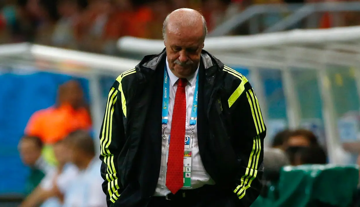 Pelatih Spanyol, Vicente Del Bosque tertunduk usai dipermalukan Belanda 1-5 di penyisihan Grup B Piala Dunia 2014 di Fonte Nova Arena, Salvador, Brasil, (14/6/2014). (REUTERS/Michael Dalder)