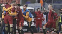 Para pemain AS Roma merayakan gol Edin Dzeko saat melawan Shakhtar pada leg kedua 16 besar Liga Champions di Rome Olympic stadium, (13/3/2018). AS Roma Menang 1-0. (AP/Gregorio Borgia)