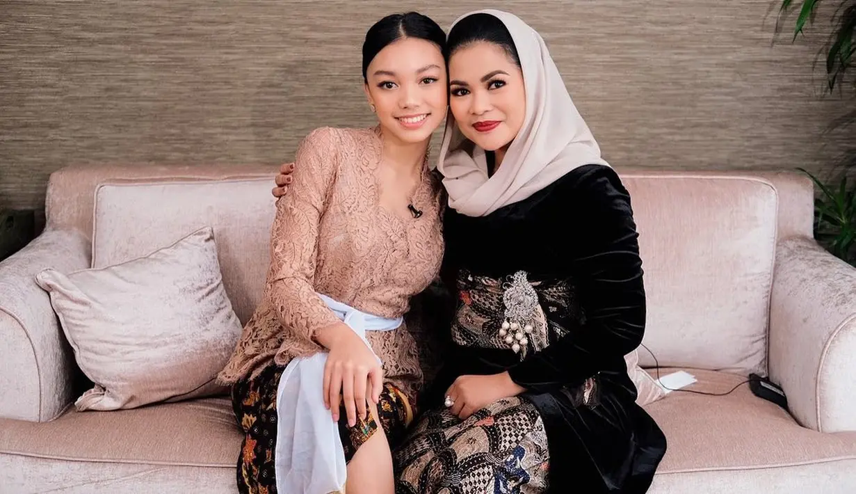 Warna-warna dengan tone netral seperti nude juga menambah kesan simple dan stylish (Foto: Instagram @naura.ayu)