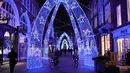 Sejumlah orang bersepeda melewati dekorasi Natal di dekat Stasiun Bond Street di London, Inggris (23/11/2020). PM Inggris Boris Johnson mengumumkan sistem pembatasan coronavirus bertingkat yang "lebih ketat" untuk menggantikan lockdown Inggris saat ini yang berakhir 2 Desember. (Xinhua/Tim Ireland)