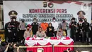 Kabid Humas Polda Metro Jaya Kombes Pol Yusri Yunus menunjukkan pedangdut Ridho Rhoma saat rilis kasus narkoba di Polres Pelabuhan Tanjung Priok, Jakarta Utara, Senin (8/2/2021). Ini bukan kali pertama Ridho Rhoma ditangkap. (Liputan6.com/Faizal Fanani)