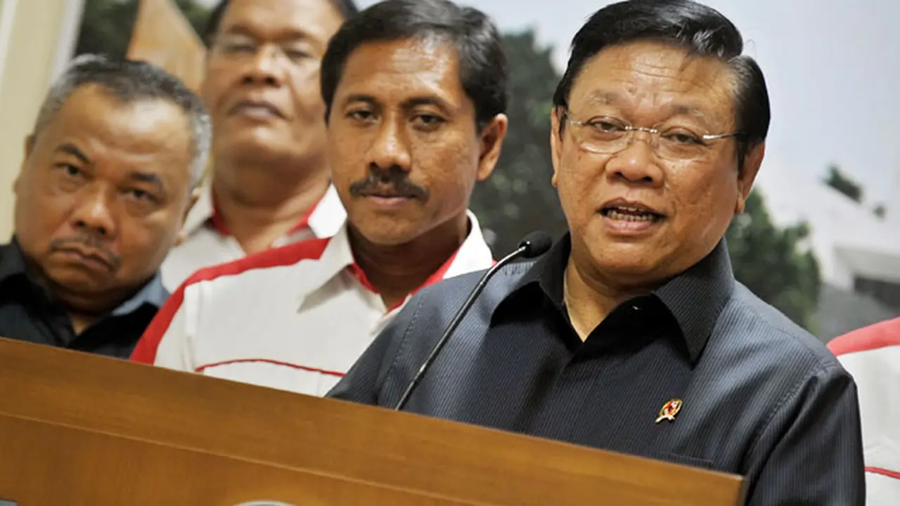 agung-laksono-121227-b.jpg