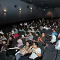 Suasana di dalam bioskop Blitz Megaplex, Grand Indonesia, Jakarta yang penuh oleh penonton saat akan menyaksikan film Big Hero 6, Minggu (9/11/2014) (Liputan6.com/Panji Diksana)