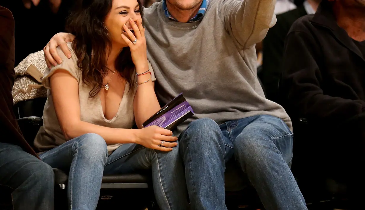 Meski memilih mengenakan cincin murah yakni US$ 90 atau setara dengan Rp 1,3 juta, namun bukan berarti Mila tak dapat cinta sepenuhnya dari Asthon Kutcher. (AFP/Bintang.com)