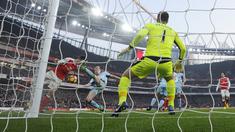 Pemain Arsenal Laurent Koscielny (kiri) dilanggar pemain Burnley FC pada laga Premier League di Emirates Stadium, London, (22/1/2017). Arsenal menang 2-1. (EPA/Facundo Arrizabalaga)