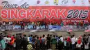 Para pebalap saat beraksi dalam circuit race di kota Padang sebanyak 5 lap dalam Etape 9 Tour de Singkarak 2015, Minggu (11/10/2015). (Bola.com/Arief Bagus)