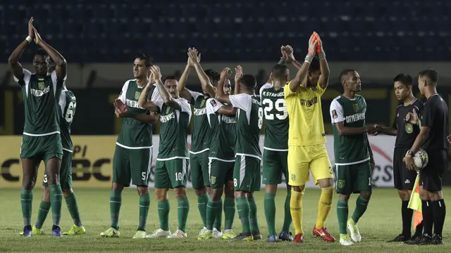 Para pemain Persebaya Surabaya merayakan kemenangan atas Perseru Serui pada laga Piala Presiden 2019. (Bola.com/Yoppy Renato)