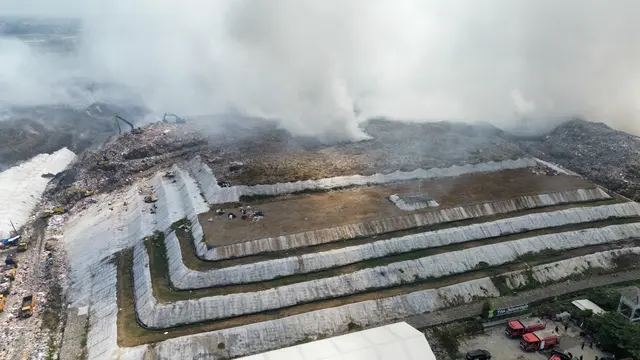 Begini Tampak Udara Kebakaran TPA Jatiwaringin Tangerang