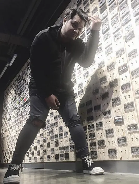 "Gue disuruh jadi polisi, udah disiapin uangnya 250 juta buat Akpol. Akhirnya daripada gue berantem karena nolak keinginan nyokap dan kakak gue, gue tato aja badan gue," kata Virgoun. (Instagram/virgoun_)