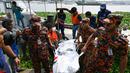 Petugas pemadam kebakaran membawa mayat korban kecelakaan feri yang ditemukan dari Sungai Shitalakshya di Narayanganj, Bangladesh (21/3/2022). Feri ML Afsar Uddin tenggelam di sungai setelah ditabrak kapal kargo. (AFP/Munir uz Zaman)