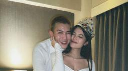 Potret mesra Mirriam Eka dan Julian Jacob dengan busana senada serba putih. Baru-baru ini netizen dihebohkan dengan postingan saat Mirriam Eka dilamar oleh Julian Jacob. (Instagram/@mariaeka_)
