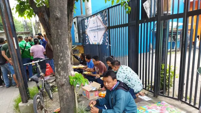 Masyarakat Sekitar Area Transmisi INDOSIAR Surabaya Menikmati Nasi Pecel Mak Yah yang Telah Diborong Indosiar