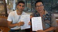 Pemain asing pertama PSS Sleman, Brian Ferreira (kiri) bersama CEO klub, Soekeno, usai penandatanganan kontrak. (Humas PSS)