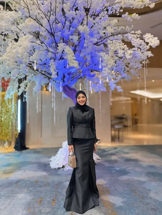 Dengan bagian atas yang ketat hingga lutut dan melebar di bagian bawah, gaun mermaid memberikan efek pinggang yang lebih kecil dan kaki yang tampak lebih jenjang. [@aurelie.hermansyah].