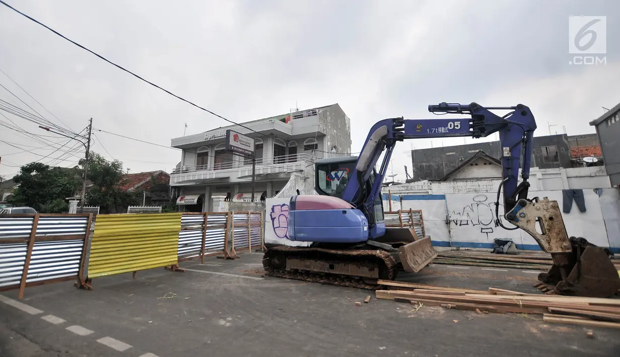 Alat berat dikerahkan dalam pengerjaan konstruksi dan penguatan terowongan pengendali banjir sodetan Kali Ciliwung di Jalan Otista III, Jakarta, Selasa (4/12). Dishub DKI Jakarta menutup Jalan Otista III hingga Februari 2019. (Merdeka.com/Iqbal Nugroho)