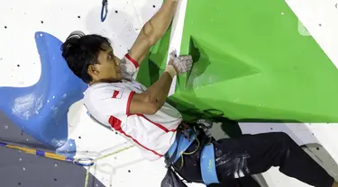 Atlet panjat tebing putra Indonesia, Raviandi Ramadhan saat berlaga di babak final kategori lead Kejuaraan Dunia Panjat Tebing 2022 seri Jakarta, Senin (26/9/2022). Raviandi Ramadhan menjadi satu-satunya wakil Indonesia di babak final lead putra Kejuaraan Dunia Panjat Tebing 2022 seri Jakarta. (Liputan6.com/Helmi Fithriansyah)