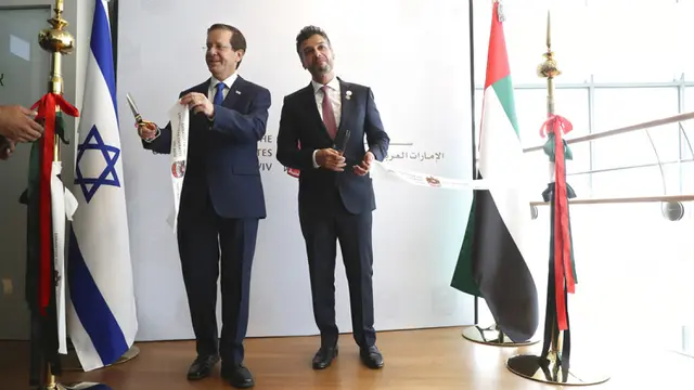 FOTO: Uni Emirat Arab Resmi Buka Kedutaan Besar di Israel