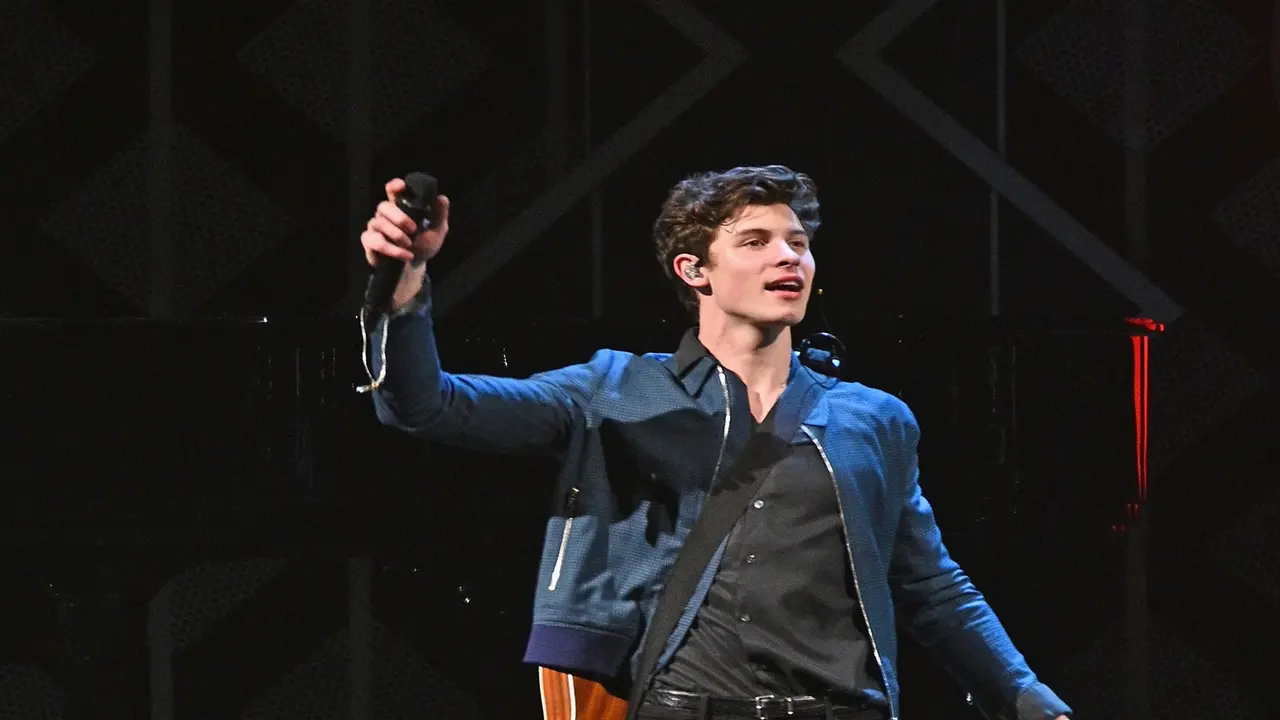 FOTO: Gaya Panggung Shawn Mendes yang Selalu Ditemani Gitar Kesayangan