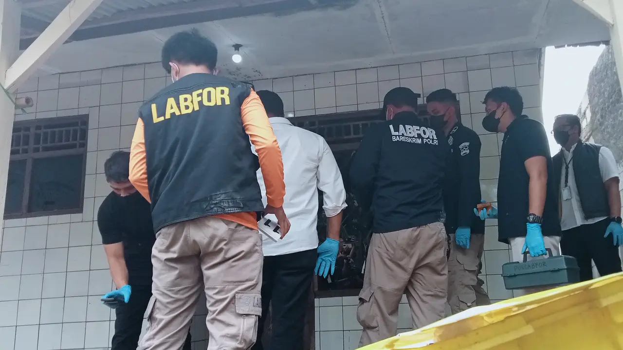 Tim Puslabfor Mabes Polri membawa sejumlah sampel saat olah TKP ulang di rumah keluarga di Bekasi yang diduga keracunan.
